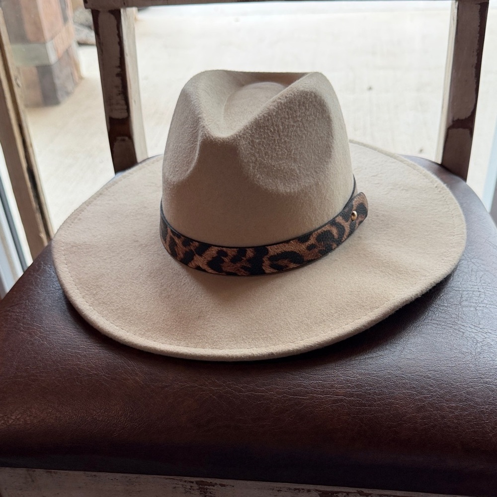 Stylish Cream Fedora with Leopard Band